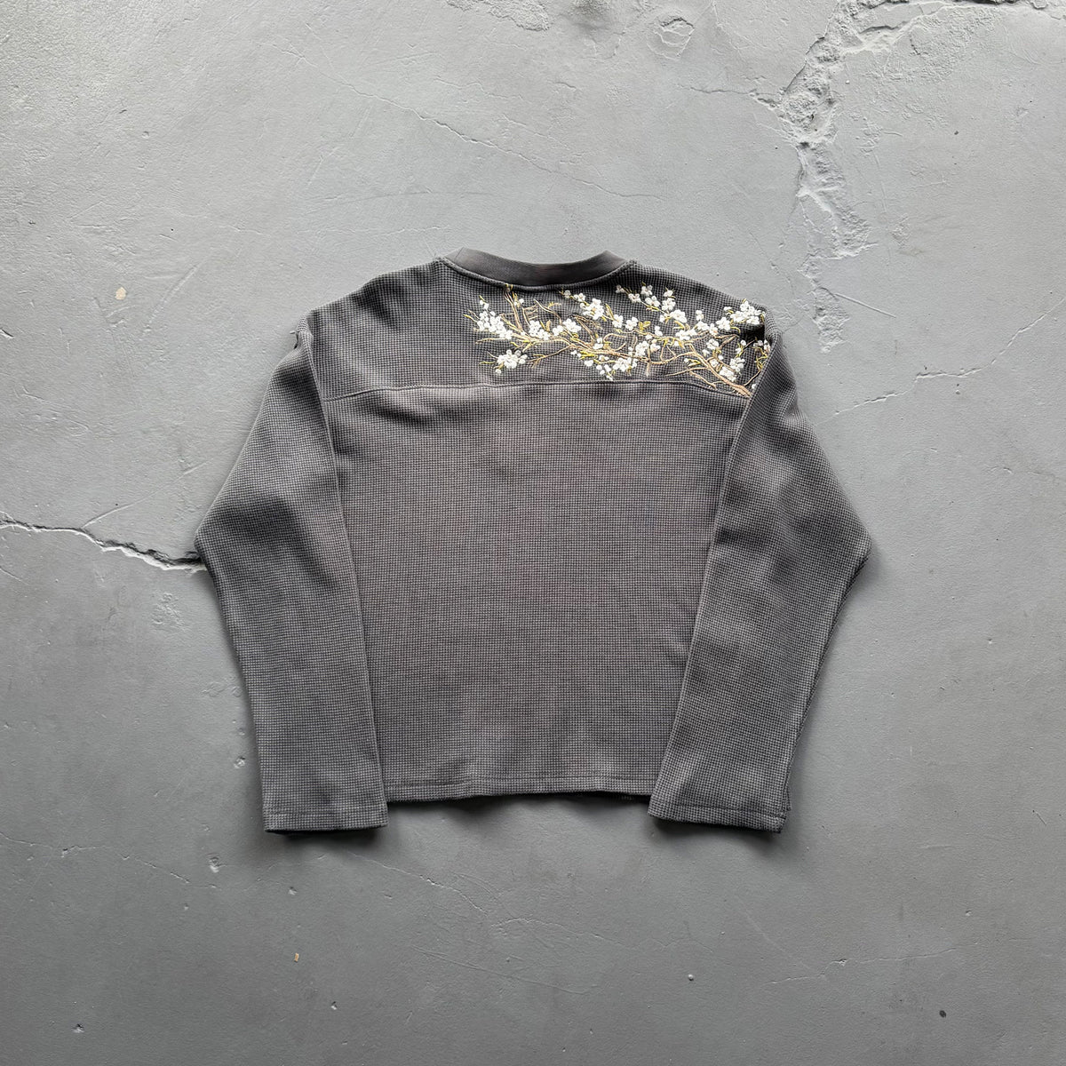 Derschutze Waffle Knit Shoulder Floral Embroidery Long-Sleeve Tee - Charcoal Grey