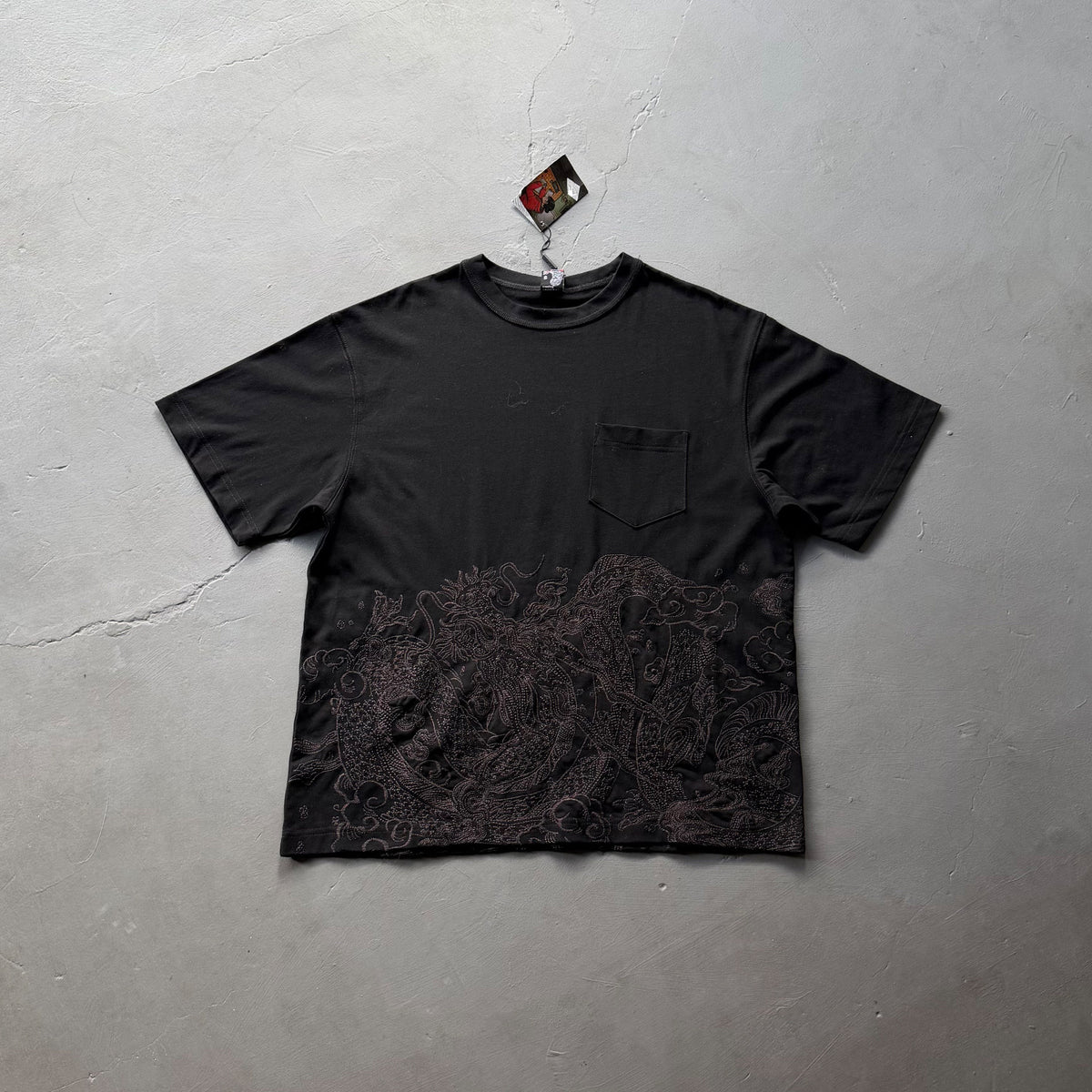 Derschutze Dense Texture Hem Embroidery Pocket Tee - Black
